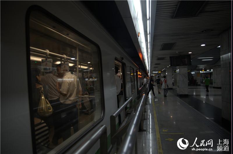 上海自贸区三周年主题文化列车今日首发