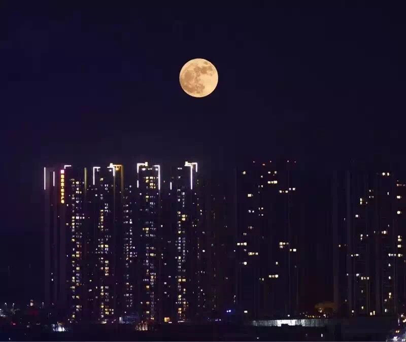 今晚的"超级月亮"快要被玩儿坏了
