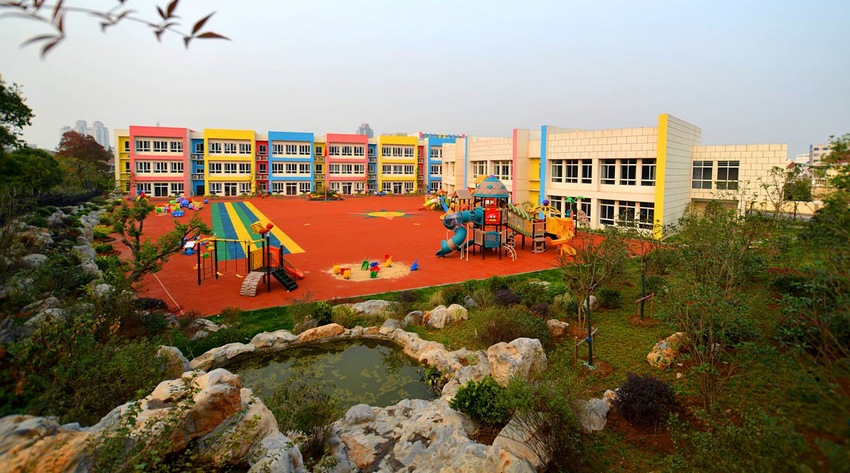 徐州市第二實驗幼兒園簡介徐州市第二實驗幼兒園是一所與共和同歲的公辦、省優質實驗幼兒園，市教育局直管園。幼兒園佔地14.3畝，建筑面積10130平方米，綠化面積3260平方米。[詳細]