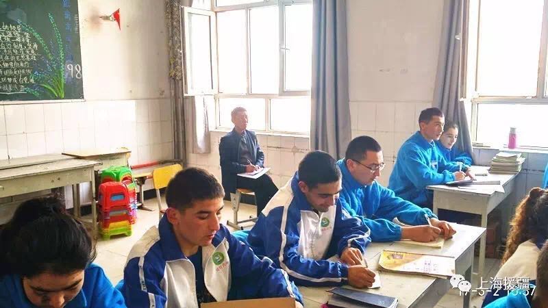 上海援疆教师寻求提高喀什六中教学质量良方