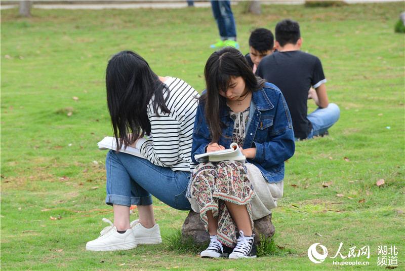 正能量!高校倡议学生晨读晨跑拯救"被玩坏了的身体"