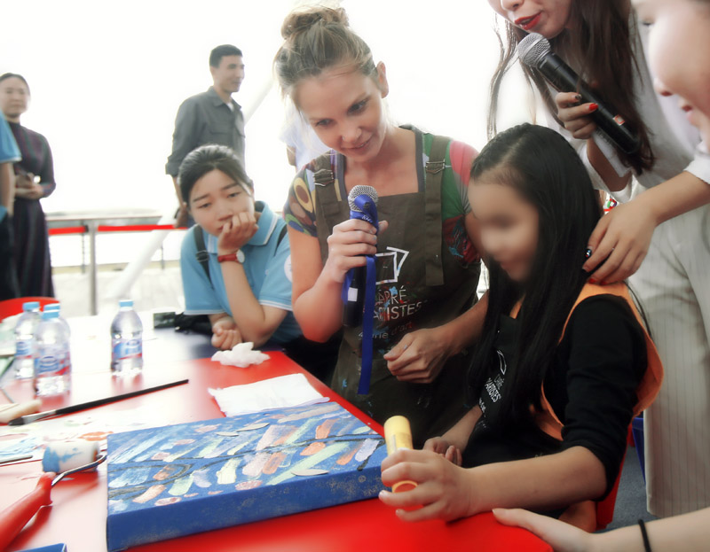 用色彩点亮星空 龙华街道与滨江城开中心携手