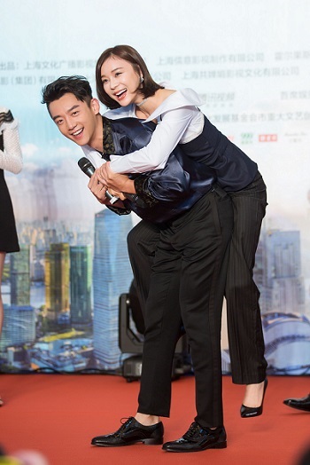 郑恺袁姗姗发布会上演猪八戒背媳妇
