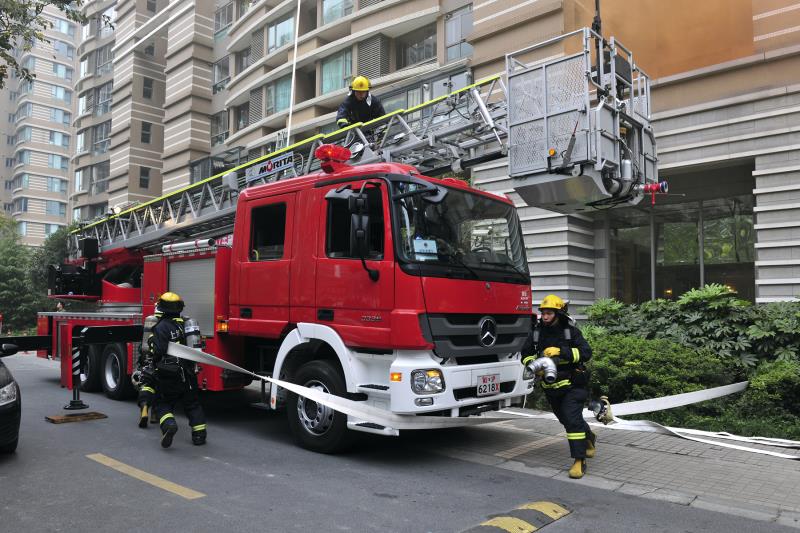 做好“119”消防宣传 静安高层建筑灭火救援综合演练举行--上海频道--人民网