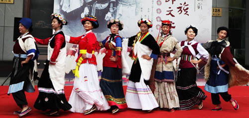 《纳西族服饰文化展》在上海纺织博物馆开幕