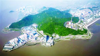 中核集團秦山核電基地          中核工業 區域總部引領創新發展         核工業是國家高科技戰略產業，也是國家安全的重要基石。自1955年創立以來，中國核工業走過了從“以軍為主”到“軍民結合”的兩個30年。    過去的兩個30年，上海市一直給予核工業大力支持，為我國核事業的發展發揮了至關重要的作用。第一個30年，上海市強大的人才、經濟、工業和科技基礎為創建我國核工業、取得“兩彈一艇”輝煌成就做出了巨大貢獻。第二個30年，上海市見証了我國核電的起步和發展。例如，我國大陸首座核電站——秦山核電站就坐落在上海西南的杭州灣畔﹔上海電氣、寶鋼等兄弟企業為我國核電企業提供了具有國際競爭力的高性能、高質量、高可靠性裝備，他們生產的蒸汽發生器、反應堆壓力容器、堆內構件、安全殼等關鍵設備支撐了核電的規模化發展和走出去...[詳細]     