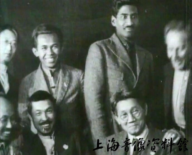 1922年共产国际第四次代表大会上的陈独秀(前排左一)和瞿秋白(后排