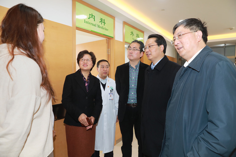 上海多家医院为全国道德模范、杰出志愿者提供