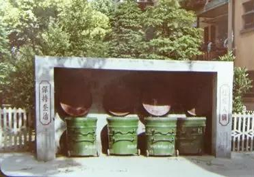 為啥一隻小小垃圾箱，讓上海人念念不忘了幾十年“那時候沒有塑料袋，所有的垃圾都是一股腦倒進垃圾箱，包括爛菜葉子、魚骨頭……”曾生活在原盧灣區自忠路弄堂裡的林先生，回憶起小時候的生活場景來仍記憶猶新。[詳細]