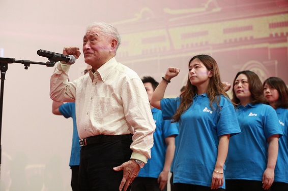 上海:2018电影党课启动 84岁牛犇现场入党