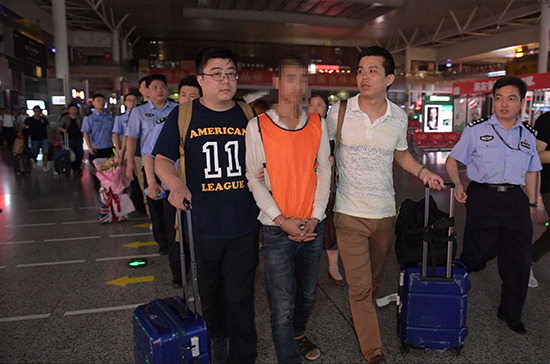 6名冒充快递员跨境实施电信网络诈骗的犯罪嫌疑人在上海警方的押解下