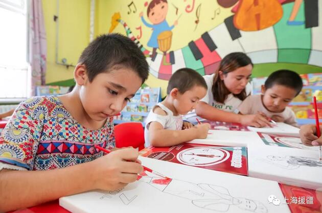 上港足球俱乐部向莎车向阳幼儿园捐赠儿童彩绘
