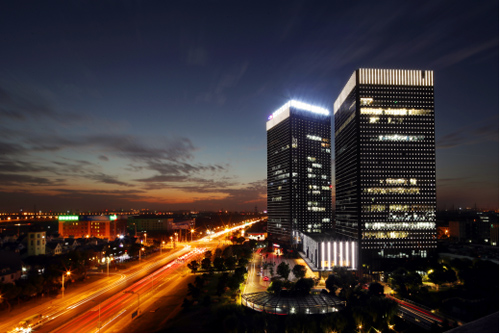 临港松江科技城夜景(图片均由松江区提供)     当然,这个模式