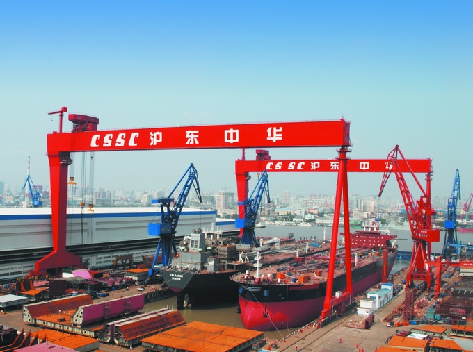 滬東中華：敢為天下先，創造“大洋上的中國榮耀”液化天然氣（LNG）船是保証國家清潔能源安全的一種特種船舶，國內隻有滬東中華造船（集團）有限公司（以下簡稱：滬東中華）有實力建造。從2008年4月交付中國第一艘LNG船“大鵬昊”至今，已有17艘大型LNG船從滬東中華起航。這些船開辟新的海上絲路，為建設“美麗中國”運來源源不斷的清潔能源，被譽為“大洋上的中國榮耀”。十年鑄劍，滬東中華聲譽卓著，在國際市場不斷“圈粉”，訂單紛至沓來。[詳細]