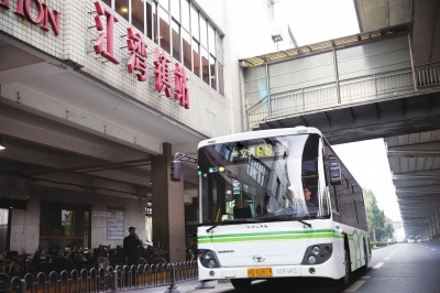 887路公交开进彩虹湾