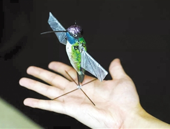 微型蜂鳥機器人靠AI算法飛行