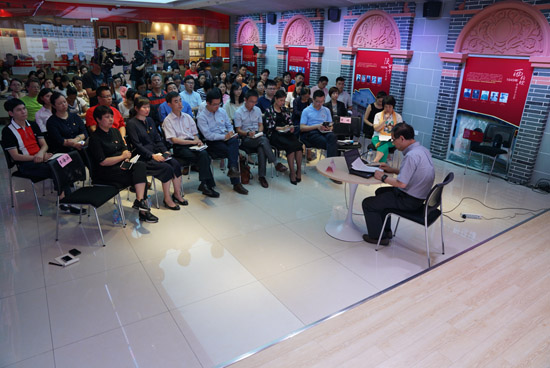 上海創新黨課形式 音頻“周四講習所”首場開播這堂名為“周四講習所”的黨課，是一堂“嶄新”的黨課，是一堂“創新”的黨課。她的聽眾，不僅是黨建中心的50余名學員，而是全上海，乃至上海以外的學員。因為，隻要大家打開手機，就能同步收聽到音頻黨課，還可在線向老師提問……[詳細]