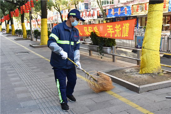 面对疫情 清理隔离点位垃圾 环卫工人们这样做 上海频道 人民网