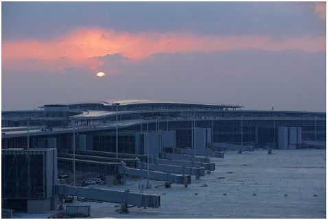 的浦东国际机场,其形似巨型"海鸥"状的t1与t2航站楼和扩建工程卫星厅