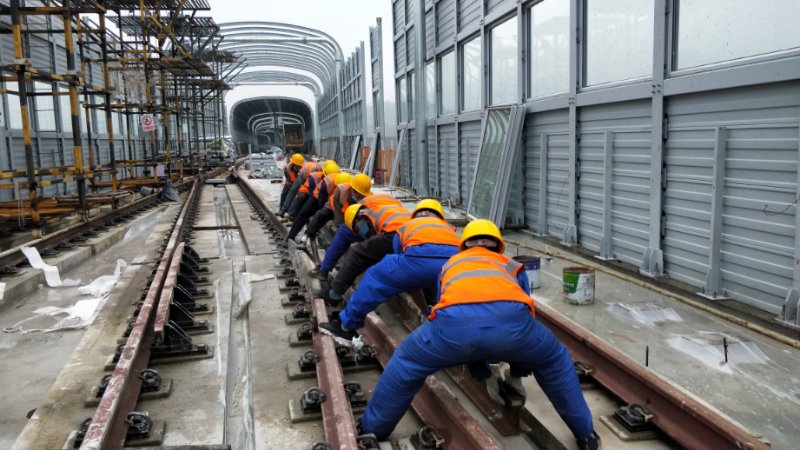 危机中育新机中铁上海局掀起学习宣传贯彻全国两会精神热潮