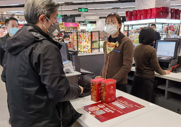 YOO棋牌官方网上海升級版“限塑令”正式實施近十天有人歡喜有人憂(图4)