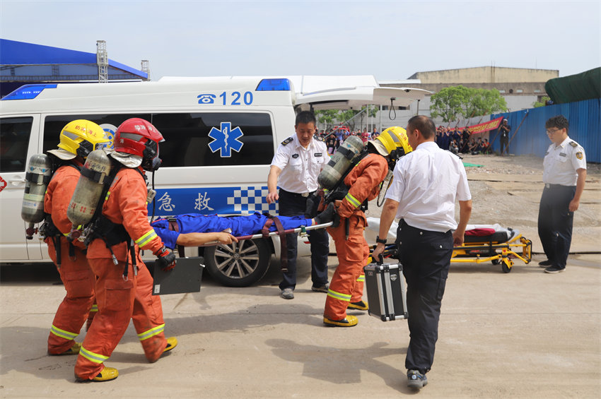 上海举行大跨度厂房灾害事故应急处置实战化演练 奉贤消防供图
