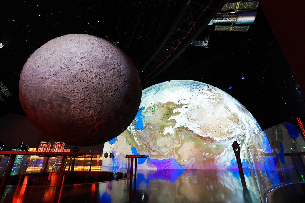 地球与月球（上海天文馆供图）