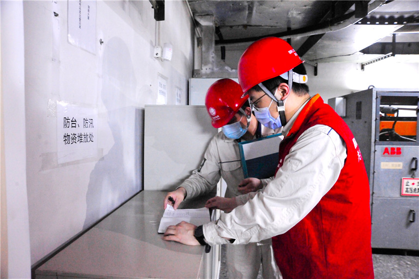国网上海浦东供电公司工作人员正在10千伏用户地下配电站进行防台防汛检查（赵敏 摄）