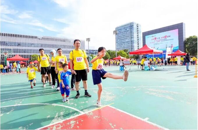 乐鱼体育官网勇渡赤水河、袋鼠跳接力、桌上冰壶……宝山这场亲子运动会嗨翻天(图2)