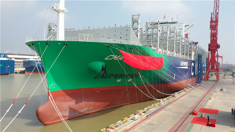 15000箱双燃料动力超大型集装箱系列船首制船交付。阮瑞明摄