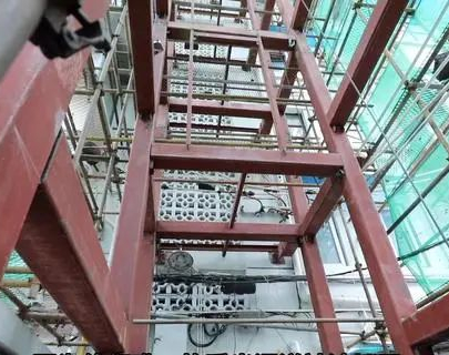 老房子电梯加装到一半 居民提出反对怎么办？  2022年伊始，上海市中心一社区的加装电梯工地上遇到一件难事，电梯加装到了一半，有居民提出了反对意见，各方一度僵持不下。这批六层的住宅房龄已接近40年，雕花处是加装电梯的唯一位置。但随着脚手架慢慢搭起，每层楼的中间两户居民有了意见，因为他们唯一的采光通道被遮挡了。为此，居委会组织了现场协调会，居民代表、电梯公司、物业代表和法律顾问纷纷到场。会议的一开头，采光问题就被不留情面地抛到了桌面上。[详细] 