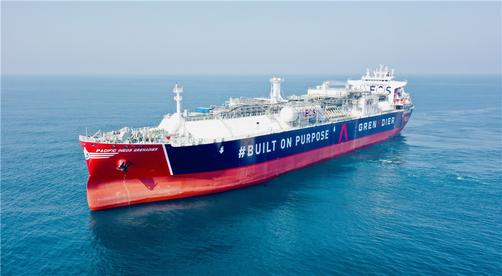 全球最大舱容99000立方超大型乙烷运输船在上海交付。阮瑞�F摄