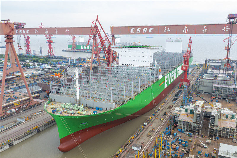 全球最大装箱量24000箱超大型集装箱船在上海长兴造船基地出坞。金鑫摄