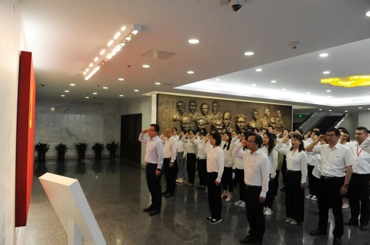 中共一大紀念館黨員員工重溫入黨誓詞。資料圖片