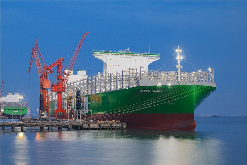 全球最大24000箱超大型集裝箱船在滬交付。張黎攝