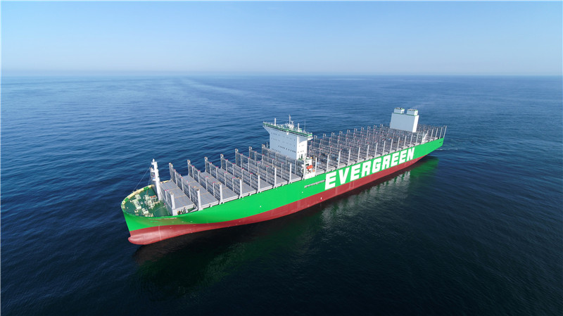 全球最大24000箱超大型集裝箱船在滬交付。張黎攝