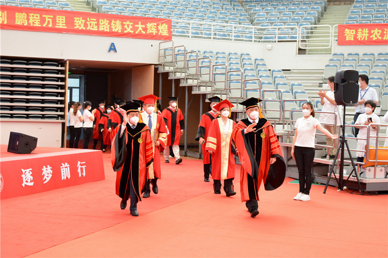 上海交大2022年毕业典礼举行。梅秋武摄