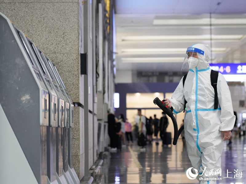 工作人员在上海虹桥火车站对自助售（取）票机进行消毒作业。