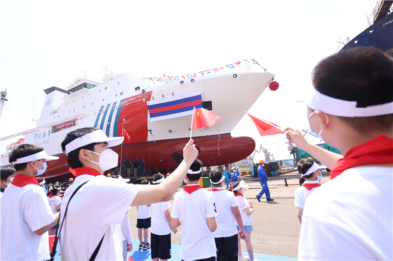 江南造船通过上海市教委青少年教育活动平台，共招募45组家庭观礼大型测量船下水仪式。庞皓严摄