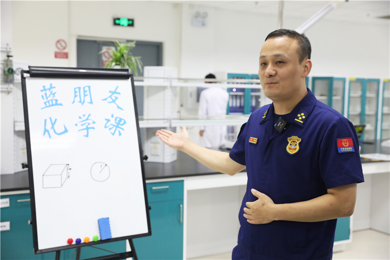 上海：消防直播间上起“化学课”