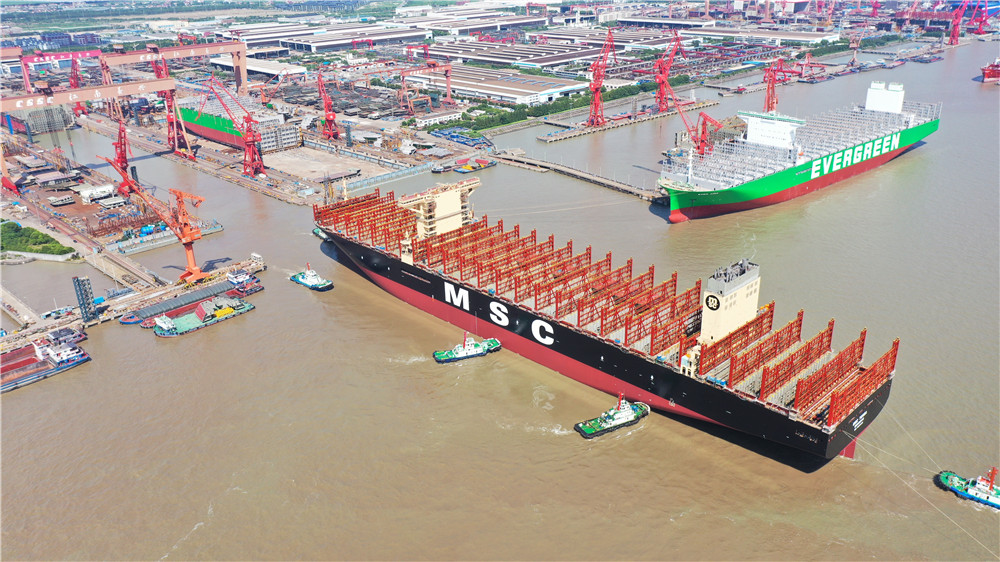 破紀錄！世界最大集裝箱船在上海出塢。張良攝