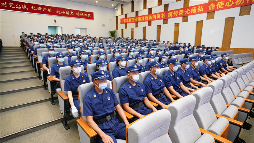 上海消防：“焕”装火焰蓝，展示新形象