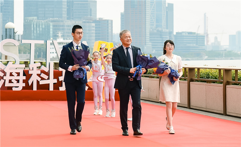 上海市特级校长、复旦大学附属中学校长兼党委副书记吴坚（中），第19届上海市“明日科技之星”一等奖获得者孙嘉遥（右一）与胡程皓（左一）成为今年红毯上的压轴嘉宾。