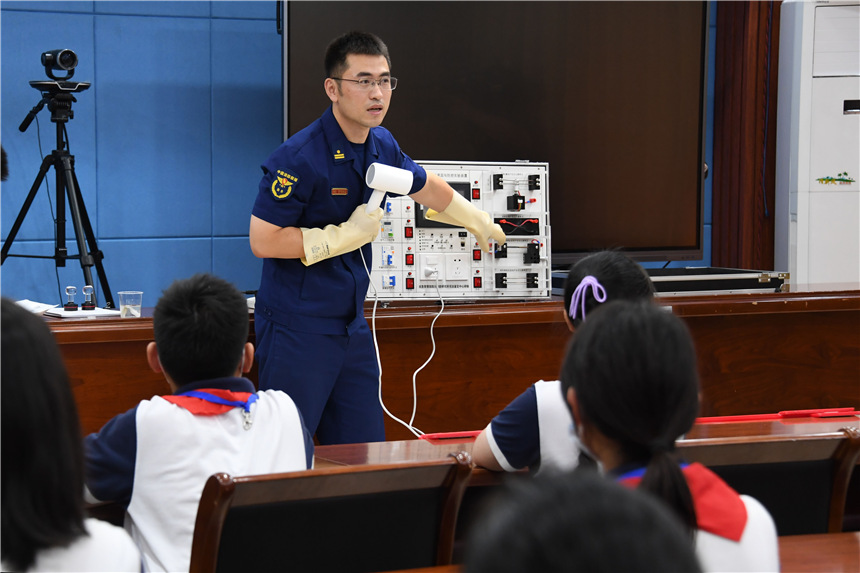 上海全市初一学生实地开展消防安全实训课