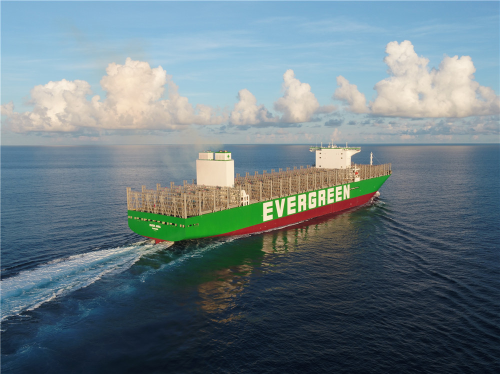 第二艘全球最大集装箱船在沪交付。张黎摄