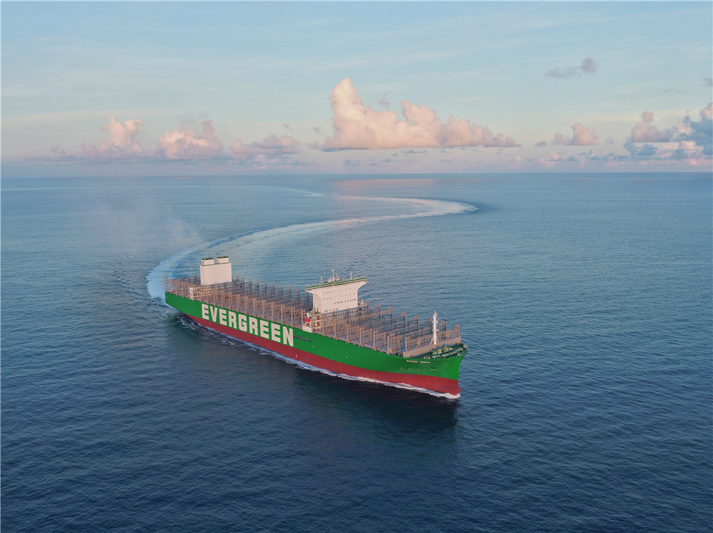 第二艘全球最大集装箱船在沪交付。张黎摄