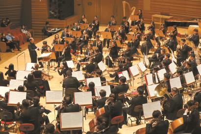 王永吉指挥上海交响乐团首演《复兴·颂》《我们的世界》。 上海交响乐团供图