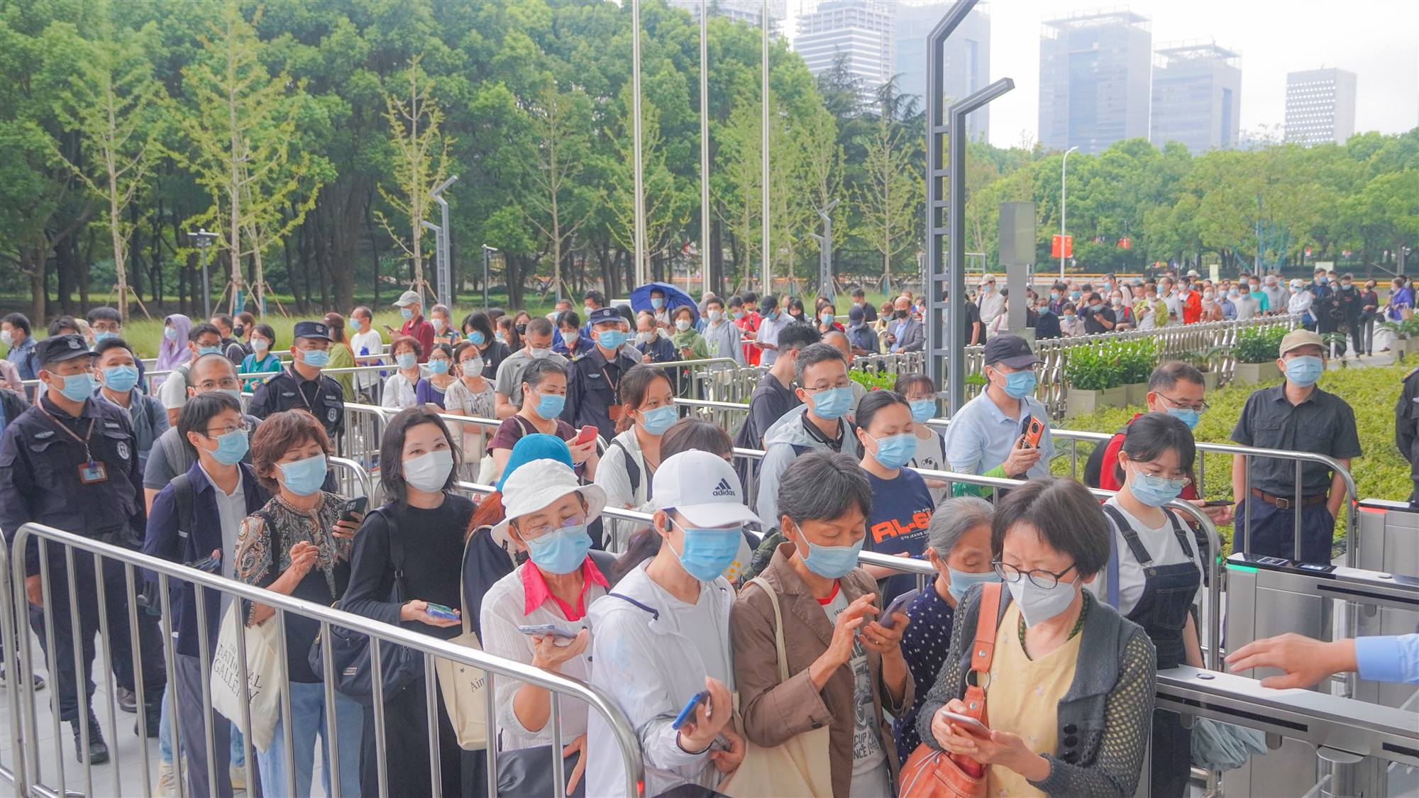 下午14:00，上海市民正在排队等待上图东馆开放（陈楠摄）