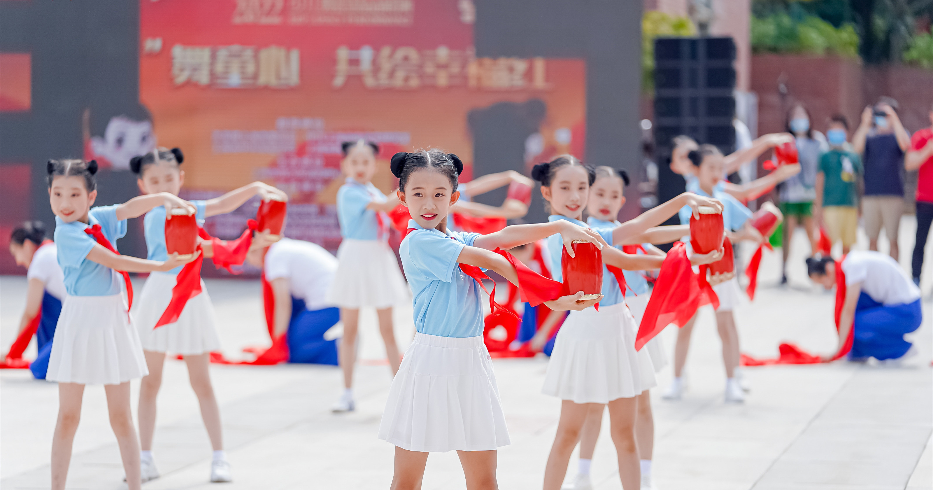 半岛体育“鼓”舞童心 2022“舞动中国梦”少儿舞蹈精品展演举行(图2)