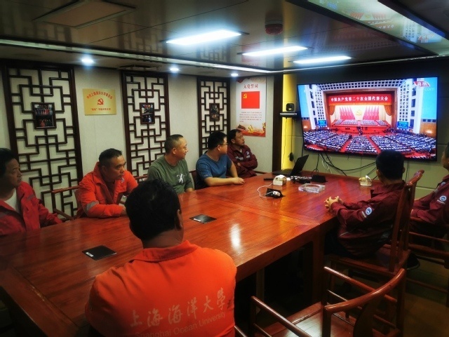 上海海洋大学师生在“淞航号”实习船上收看党的二十大开幕会
